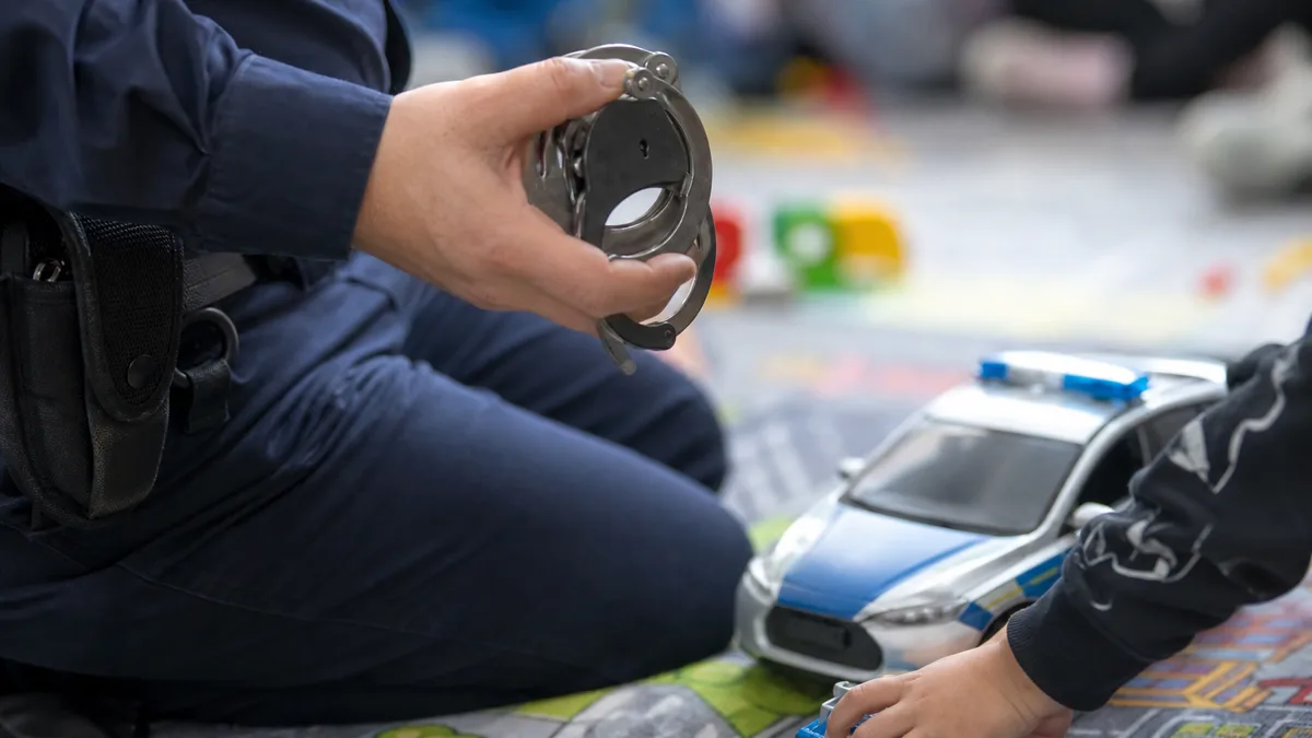 Policjant rozmawiał z przedszkolakami o bezpieczeństwie. Dostał dyplom
