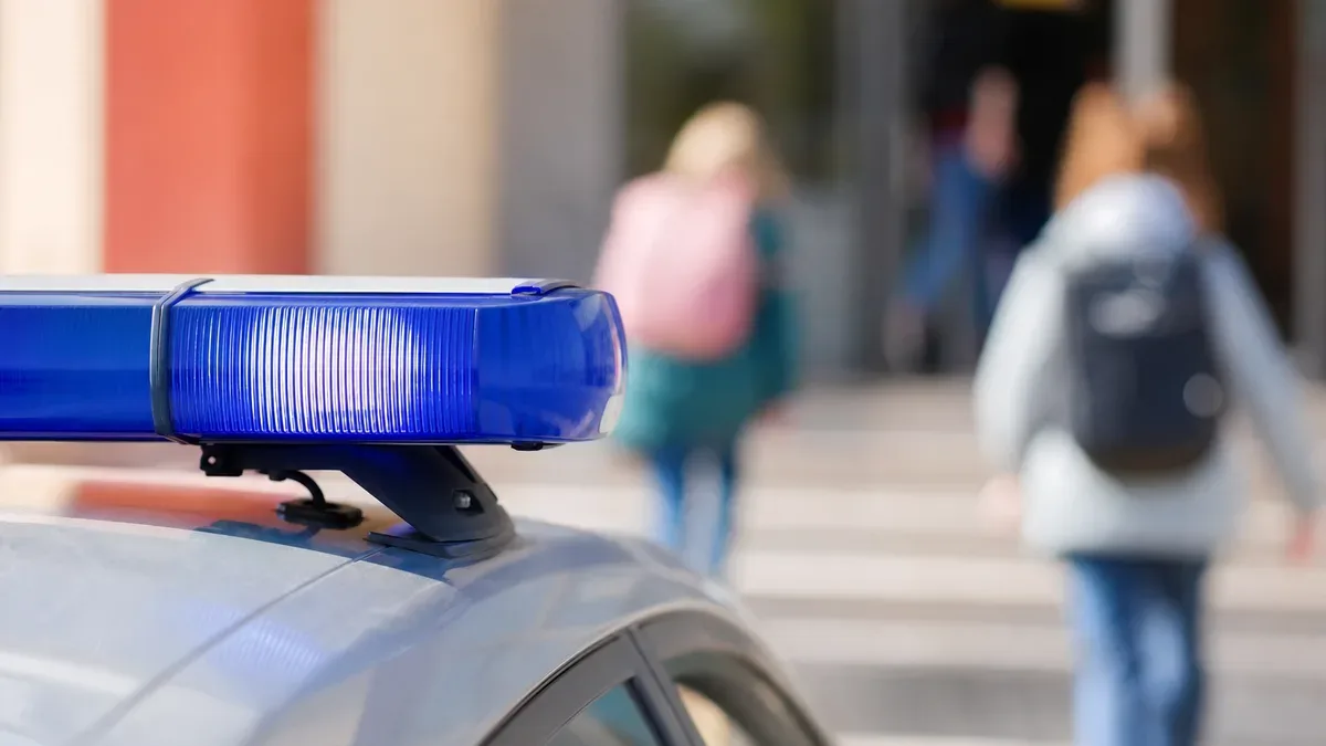 Policja zabezpieczyła szkoły w gminie Żarów. Wejścia tylko dla uczniów i pracowników