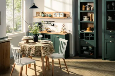 Stół do jadalni: jak dobrać rozmiar, żeby każdy gość czuł się swobodnie?