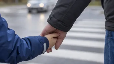 Dziecko patrzy na każdy krok rodzica. Policja ze Świdnicy ostrzega przed szkołą