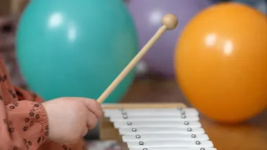 Balony i instrumenty na ulicach Jaworzyny. Przedszkolaki świętowały