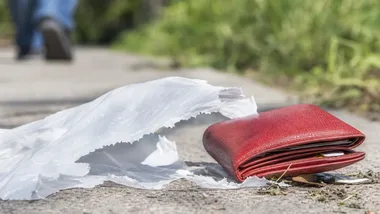 Miał wyrwać torbę i uciec. W Żarowie 24-latek usłyszał zarzuty
