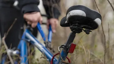40-latek porzucił uszkodzony rower. Zatrzymano go na skradzionym jednośladzie