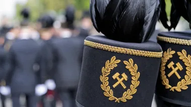 Uczniowie ze Strzegomia w górniczym przemarszu. Pojechali na inaugurację PWr