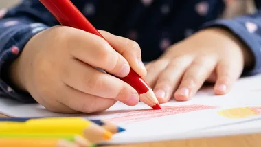 Wielki ołówek i pierwszy szkolny krok. Pasowanie pierwszaków w Zastrużу