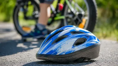 Karta rowerowa i nowy obowiązek. Uczniowie z Grodziszcza dostali kaski