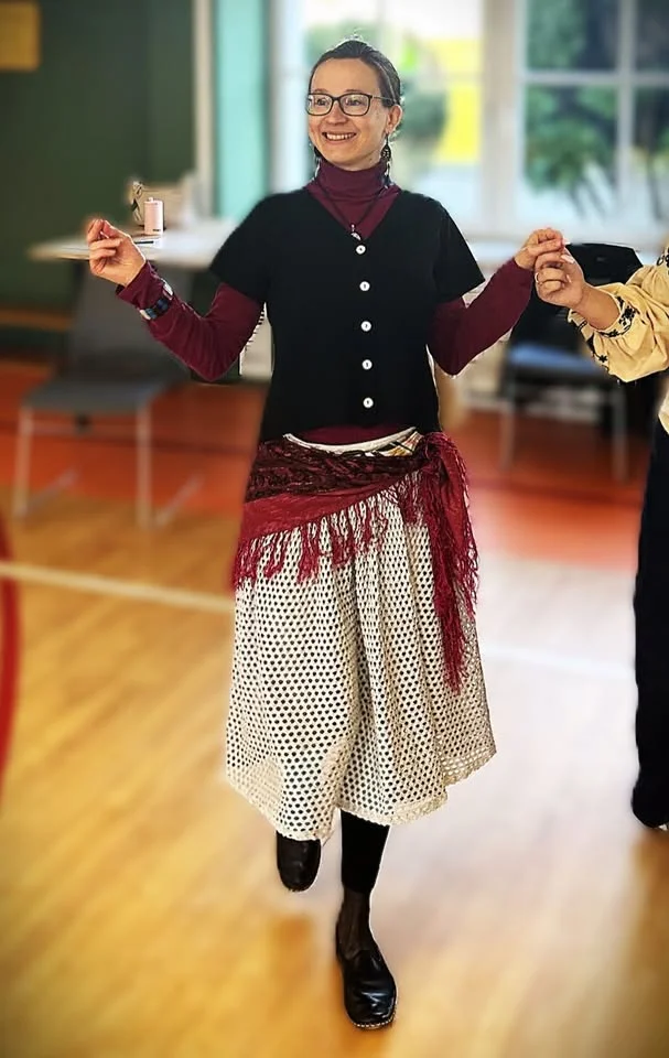 Grafika promocyjna wydarzenia Krąg Tańca z Sarą — warsztaty tańca romskiego w kręgu