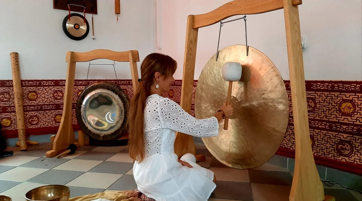 Grafika promocyjna wydarzenia Podróż w dźwiękach gongów i mis kryształowych w Świdnicy