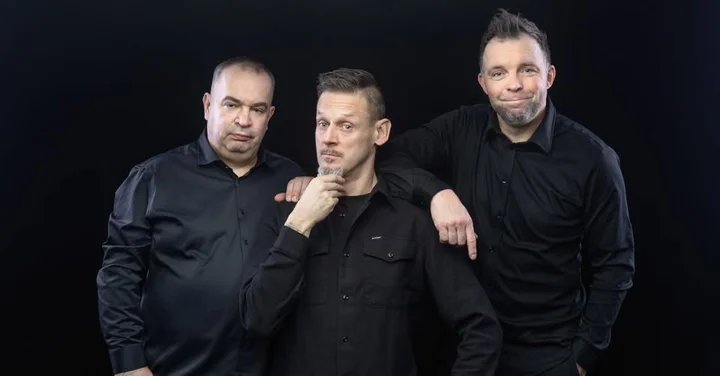 Obrazek przedstawia grafikę promocyjną wydarzenia Kabaret Ani Mru Mru w Świdnicy — najnowszy program Mniej więcej