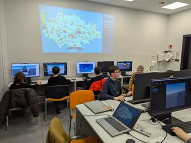 Grafika promocyjna wydarzenia Bezpłatne warsztaty z programowania w Roblox w Świdnicy – pierwsze zajęcia dla dzieci i młodzieży