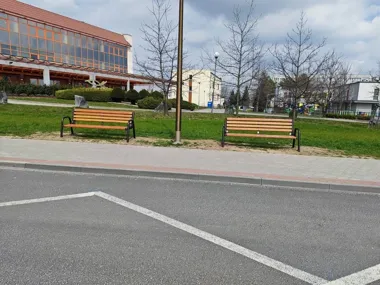 Uczniowski list zmienił szkolną zatoczkę autobusową w miejsce z ławkami