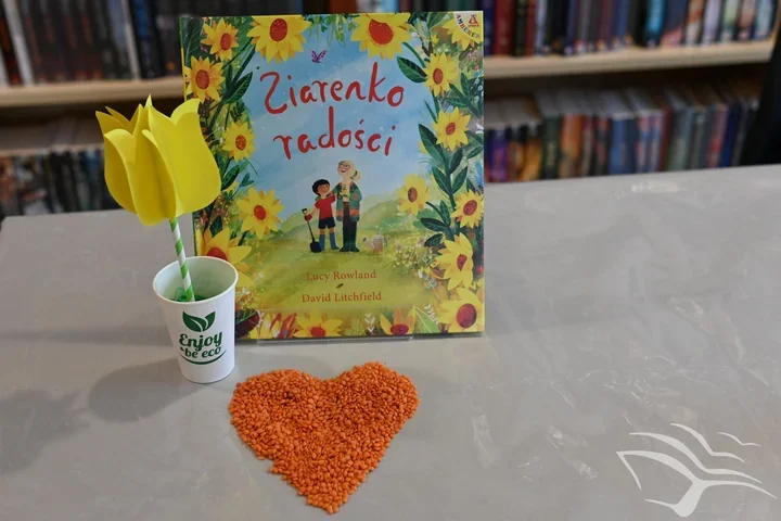 W bibliotece kiełkuje radość - dzieci czytały „Ziarenko radości” i tworzyły papierowe kwiaty