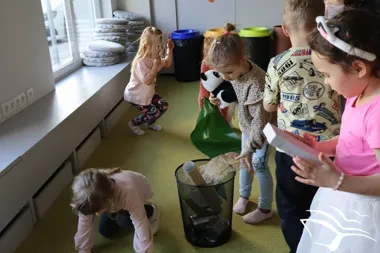 Z zużytych płyt CD powstały bączki. Bajeczne Podróże uczą ekologii