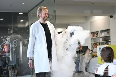 Chemiczna mgła i pianowe czary w świdnickiej bibliotece