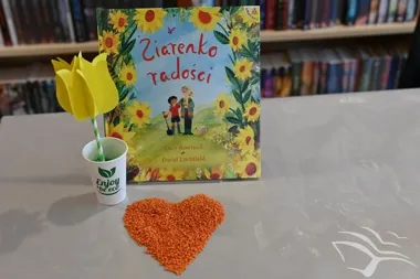 W bibliotece kiełkuje radość - dzieci czytały „Ziarenko radości” i tworzyły papierowe kwiaty