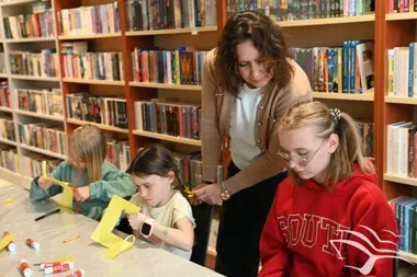 Żonkile pamięci w świdnickiej bibliotece połączyły seniorów i młodych