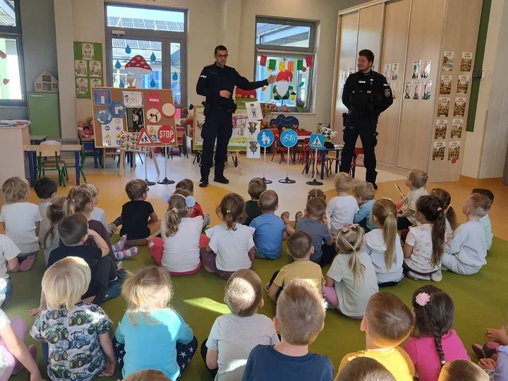 Policjanci uczyli przedszkolaki z Pszenna, jak bezpiecznie poruszać się po drodze