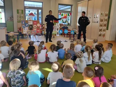 Policjanci uczyli przedszkolaki z Pszenna, jak bezpiecznie poruszać się po drodze