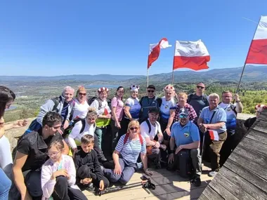 Na Chojnik ruszyli z biało-czerwonymi flagami. Rajd ma już sześć odsłon
