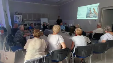 Seniorzy z Bystrzycy Dolnej uczą się, jak nie dać się oszukać w sieci