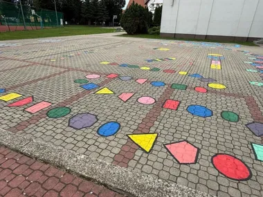 Kolorowe przejście i matematyka na chodniku. Nowa przestrzeń przy przedszkolu