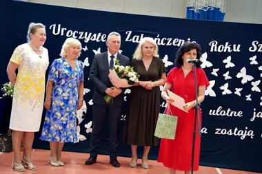 W gminnych szkołach wakacje przyszły razem z pożegnaniami dyrektorów