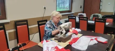 Biało-czerwone flagi szyte od podstaw w sołectwach gminy Świdnica