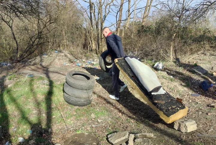 Śmieci zniknęły z jaworzyńskiego terenu – osadzeni zebrali 50 worków i gabaryty