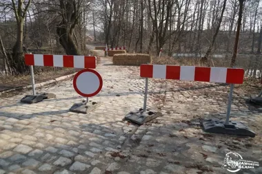 Droga między stawami w Bagieńcu stała się placem budowy. Zakaz wstępu