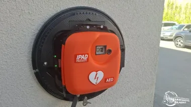 Defibrylatory już trafiają do gminy. Będą w sołectwach i przy dworcu