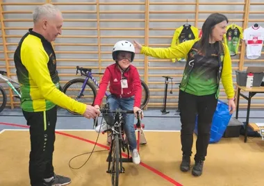 Kask i szosa na lekcji bezpieczeństwa w jaworzyńskiej podstawówce