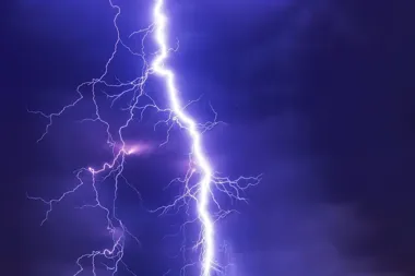 Burze i ulewy nad powiatem świdnickim. Możliwy grad i silny wiatr