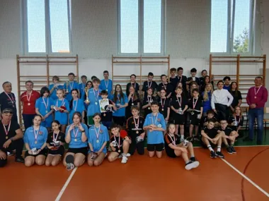 Przy stołach rywalizowali uczniowie – szkolny turniej tenisa stołowego przyciągnął emocje