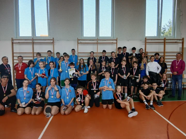 Przy stołach rywalizowali uczniowie – szkolny turniej tenisa stołowego przyciągnął emocje