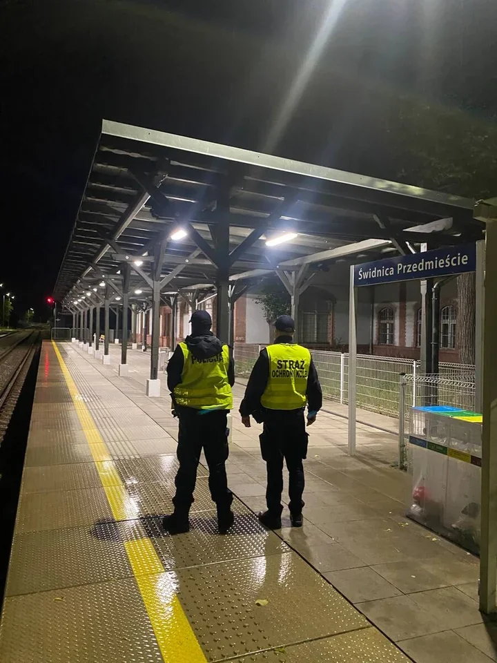 Wspólne patrole na dworcach w Świdnicy. Policja i SOK sprawdzały bezpieczeństwo