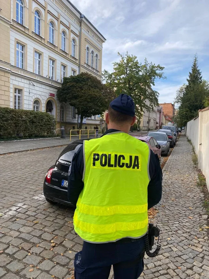 Więcej patroli przy szkołach w powiecie świdnickim. Policja apeluje o spokój