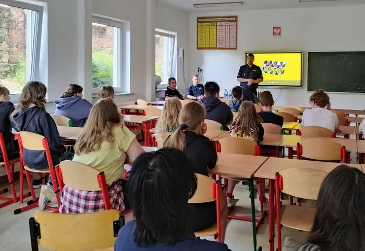Policja wróciła do szkoły w Starym Jaworowie - uczniowie usłyszeli o sieci