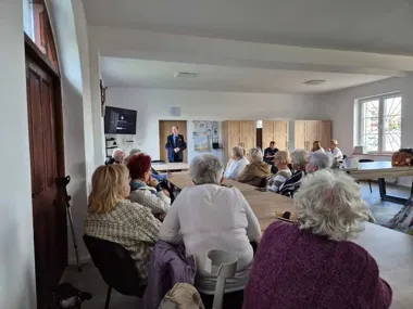 Policjant i strażnik miejski ostrzegali seniorów w Świdnicy