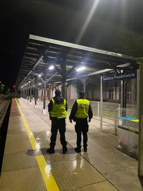 Wspólne patrole na dworcach w Świdnicy. Policja i SOK sprawdzały bezpieczeństwo