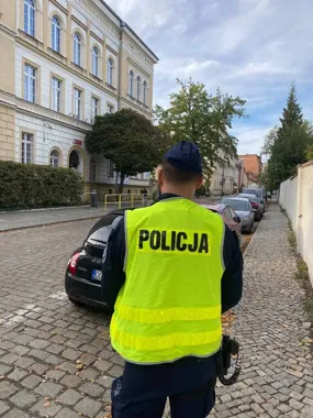 Więcej patroli przy szkołach w powiecie świdnickim. Policja apeluje o spokój