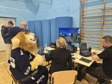 Policyjne stanowisko w Żarowie przyciągnęło tłumy - młodzi chcieli wejść do radiowozu