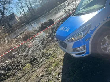 Granat moździerzowy wydobyty ze stawu w Gogołowie - saperzy przejęli niewybuch