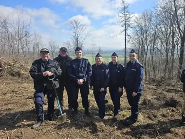 Świdniccy policjanci zamienili patrole na sadzonki w Bojanicach