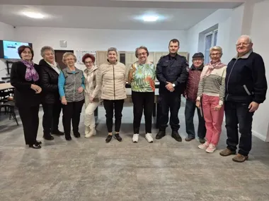 Policjant z Komendy Powiatowej Policji w Świdnicy - przestrzega seniorów przed oszustami