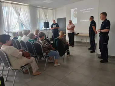 Seniorzy w Jaworzynie Śląskiej szkolą się z bezpieczeństwa - oszuści nie śpią, ale policja też nie