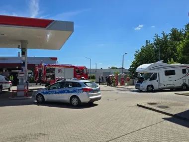Dym z kampera na stacji w Świdnicy - policjanci byli pierwsi na miejscu