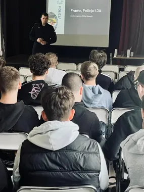 Narkotyki pod lupą w świdnickiej szkole - policjanci weszli do klas z ostrzeżeniem