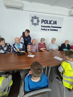 W Świdnicy seniorzy i przedszkolaki spotkali policjanta - tak wyglądała lekcja bezpieczeństwa
