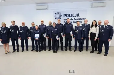 Siedmiu policjantów ze Świdnicy dostało awans po kursie aspiranckim