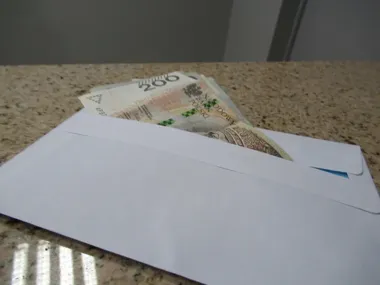 Telefon o zagrożonych pieniądzach - oszuści wciąż łowią na legendę